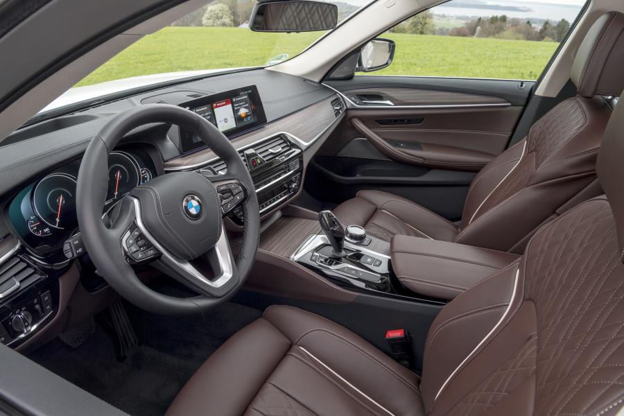 Интерьер BMW 530e 2017 года  (WW) (фото 33 из 57)